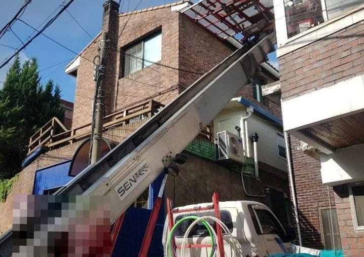 은평구 피아노 처분 현장에서 주택 창가에 사다리차를 댄 모습