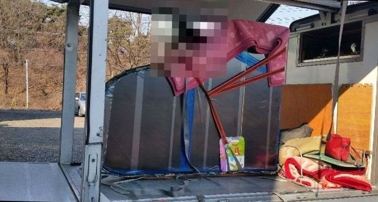 탑차 적재함에 끈으로 고정한 그랜드피아노
