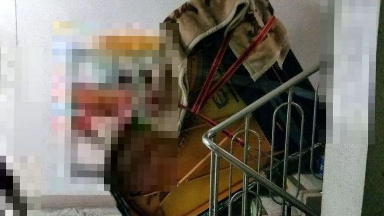 아파트 계단으로 피아노를 옮기는 운반 현장