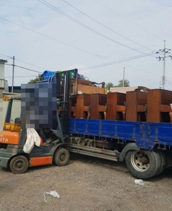 트럭에 실린 중고 피아노들