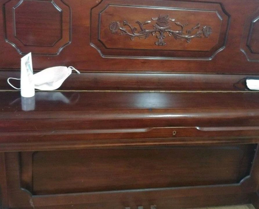 방치된 피아노 팔기 전 거실 업라이트 피아노
