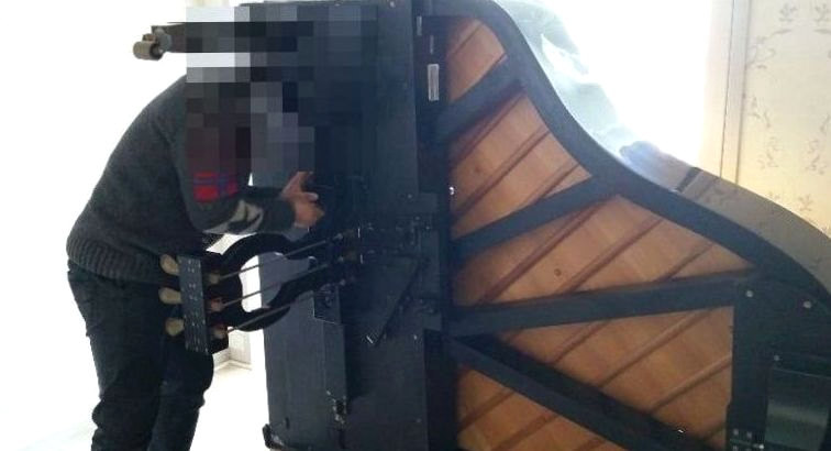 그랜드피아노 페달 받침 분리 작업