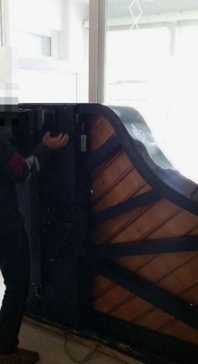 좁은 방에서 그랜드피아노를 옮기는 작업