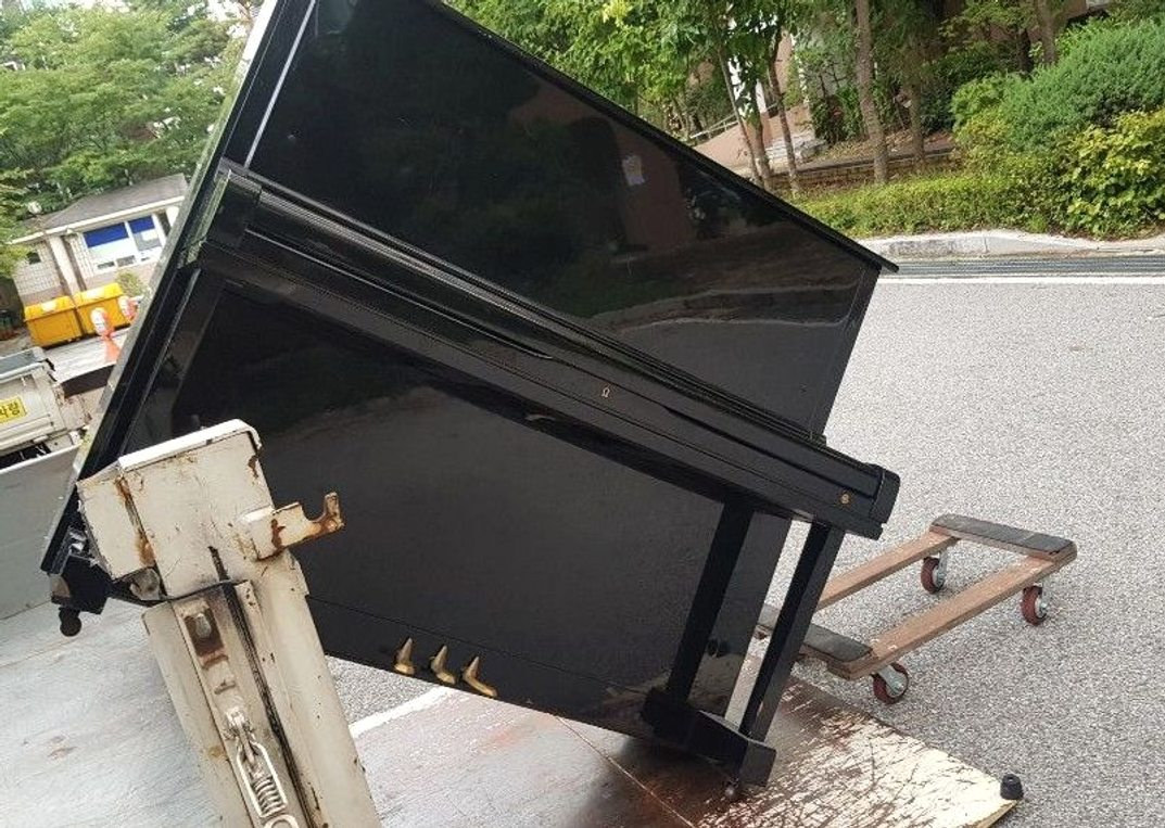 무료가 어려울 때도 비용을 낮춰 실어 가는 검은 피아노