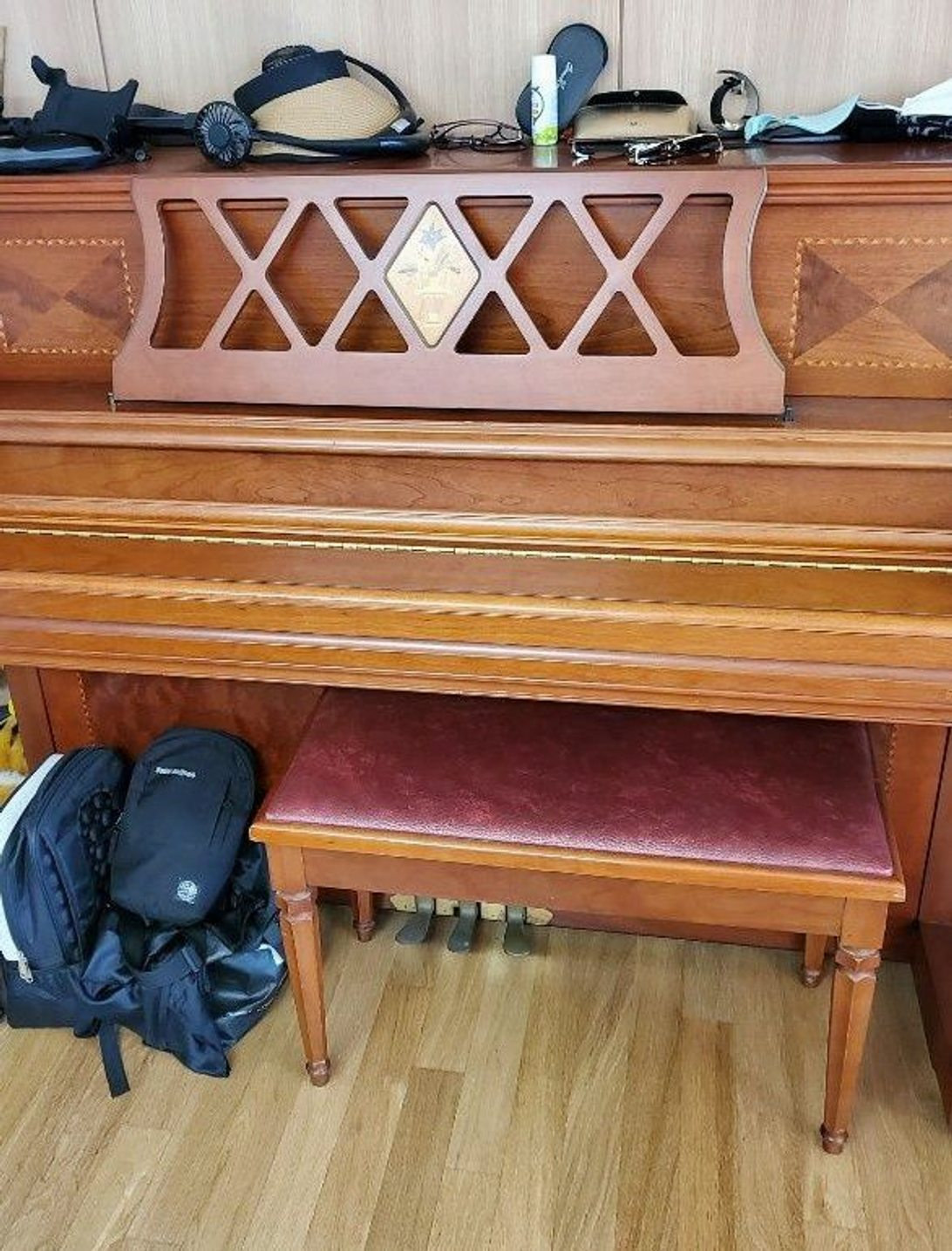 기부처에 사진으로 먼저 보낼 격자 보면대 피아노