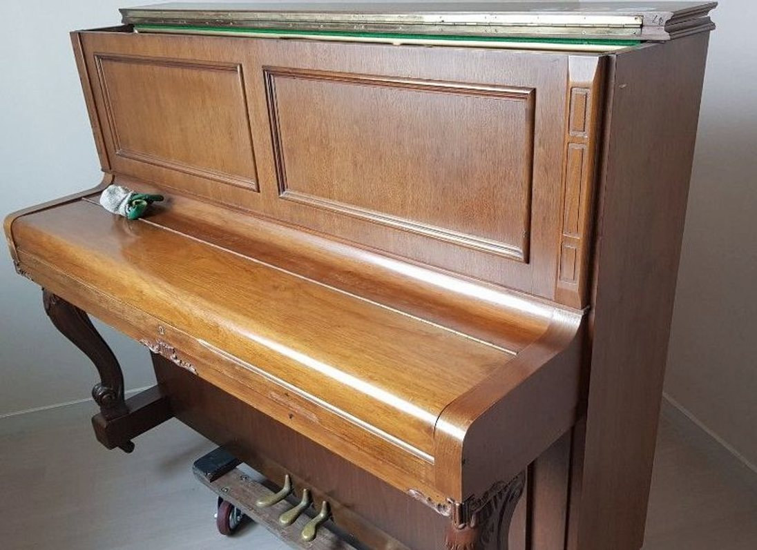 중고피아노 팔기를 고민하는 집 창가 쪽 갈색 업라이트
