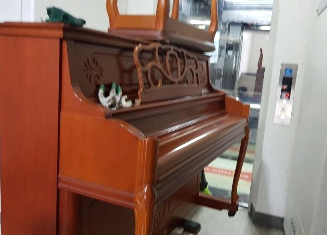 피아노 이사 비용을 알아보는 집의 엘리베이터 앞 업라이트