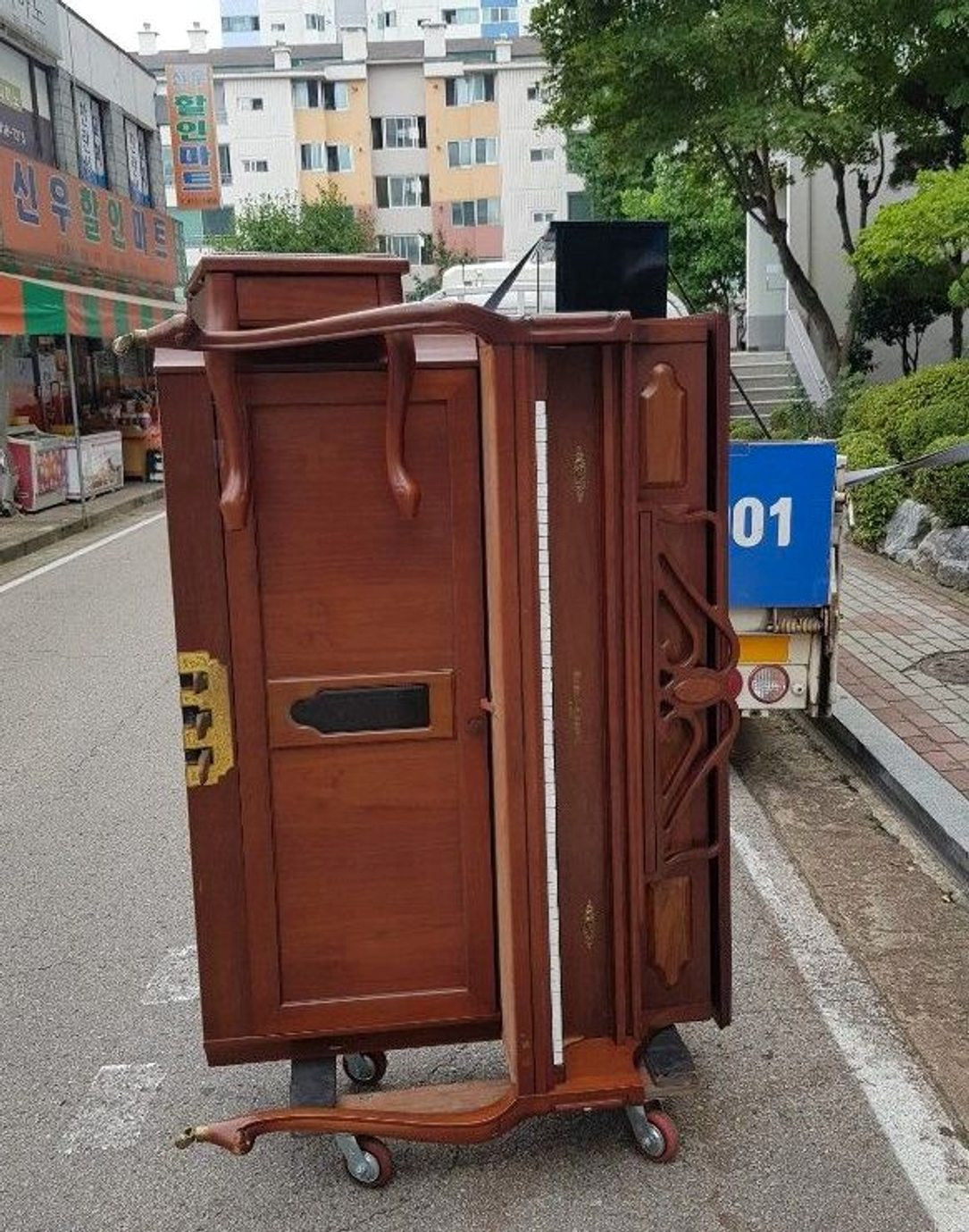 이사 짐과 함께 건물 밖으로 나온 업라이트